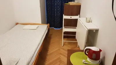 Łóżko lub łóżka w pokoju w obiekcie Niebieski Meander Pokoje blisko metra