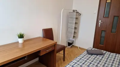 Łóżko lub łóżka w pokoju w obiekcie Niebieski Meander Pokoje blisko metra