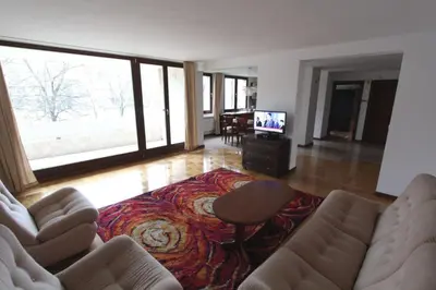 Telewizja i/lub zestaw kina domowego w obiekcie Apartment Nowiniarska near the Old Town