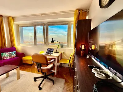 Telewizja i/lub zestaw kina domowego w obiekcie Super Apartment YELLOW 2x Metro fast Wifi 1 Gbs Netflix Panorama Miasta