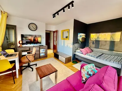 Telewizja i/lub zestaw kina domowego w obiekcie Super Apartment YELLOW 2x Metro fast Wifi 1 Gbs Netflix Panorama Miasta