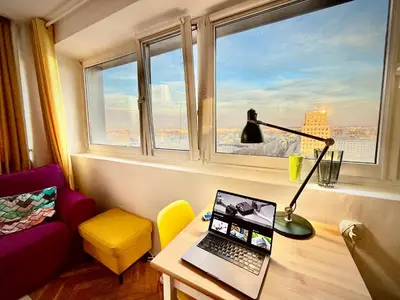 Telewizja i/lub zestaw kina domowego w obiekcie Super Apartment YELLOW 2x Metro fast Wifi 1 Gbs Netflix Panorama Miasta