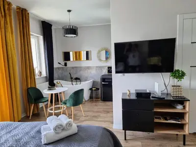 Telewizja i/lub zestaw kina domowego w obiekcie Love Suite Warsaw Wola by Noclegi Renters