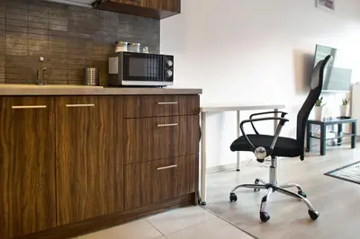 Kuchnia lub aneks kuchenny w obiekcie Airport Okecie Klobucka P&O Serviced Apartments