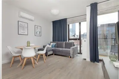 Część wypoczynkowa w obiekcie Warsaw Spire Stylish Apartament by BookingHost