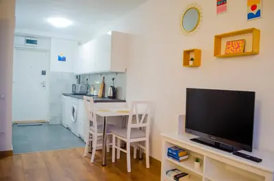Kuchnia lub aneks kuchenny w obiekcie Sweet Life Apartment next to metro station