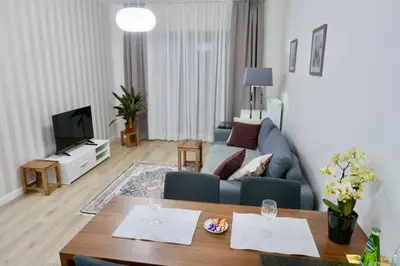 Telewizja i/lub zestaw kina domowego w obiekcie Sarmacka Apartment in Wilanów