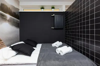 Łóżko lub łóżka w pokoju w obiekcie Affordable Underground Micro Apartment Grochowska by Noclegi Renters
