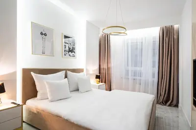 Łóżko lub łóżka w pokoju w obiekcie J&K Platinum Towers