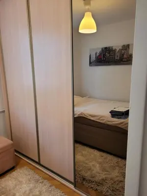 Łóżko lub łóżka w pokoju w obiekcie Filmowy Żoliborz