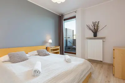 Łóżko lub łóżka w pokoju w obiekcie Apartamenty Bliska Praga by Noclegi Renters