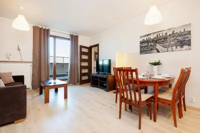 Telewizja i/lub zestaw kina domowego w obiekcie Apartamenty Bliska Praga by Noclegi Renters