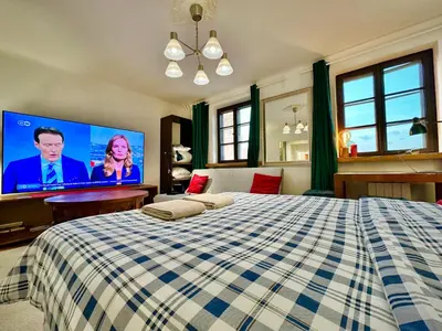 Łóżko lub łóżka w pokoju w obiekcie OLD TOWN Best View WiFi 300 Mb/s Huge screen Netflix AppleTV AmazonTV
