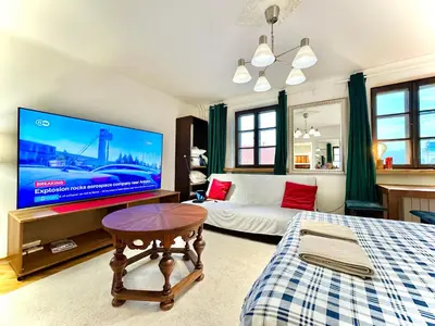 Telewizja i/lub zestaw kina domowego w obiekcie OLD TOWN Best View WiFi 300 Mb/s Huge screen Netflix AppleTV AmazonTV