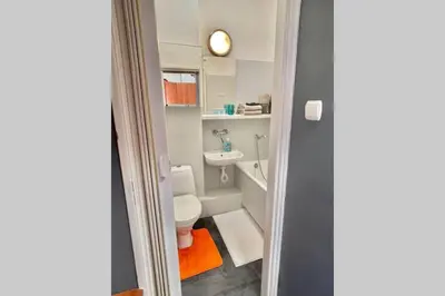Łazienka w obiekcie AirCondition GREEN 2, 2xMetro WiFi 50’TV Netflix HBO AppleTV