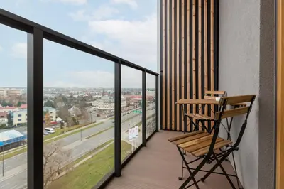 Balkon lub taras w obiekcie Elegancki Apartment z Parkingiem by Noclegi Renters