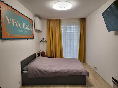 Łóżko lub łóżka w pokoju w obiekcie Apartamenty GALERIA PÓŁNOCNA