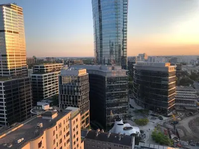 Widok na miasto Warszawa z tego apartamentu