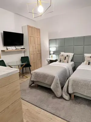 Łóżko lub łóżka w pokoju w obiekcie Pokoje i Apartamenty Willa Bielany
