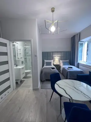 Łóżko lub łóżka w pokoju w obiekcie Pokoje i Apartamenty Willa Bielany