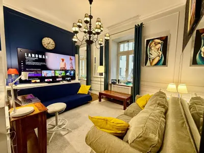 Telewizja i/lub zestaw kina domowego w obiekcie DECOR metro WiFi 300 Mbs 65TV Netflix HBO