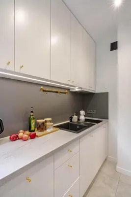 Kuchnia lub aneks kuchenny w obiekcie MKI Apartments - Chmielna 73 C B&B Warsaw City Center Apartment