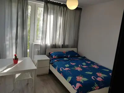 Łóżko lub łóżka w pokoju w obiekcie MirrorRoom PL Airport