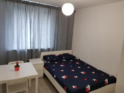 Łóżko lub łóżka w pokoju w obiekcie MirrorRoom PL Airport