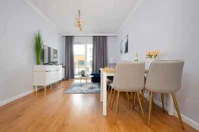 Telewizja i/lub zestaw kina domowego w obiekcie Apartament Dom przy Okrzei by Renters Prestige