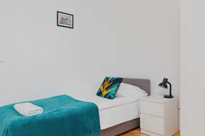 Łóżko lub łóżka w pokoju w obiekcie Kamienica Stanisława Augusta Warszawa by Noclegi Renters