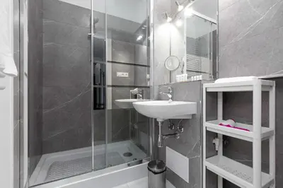 Łazienka w obiekcie Kamienica Stanisława Augusta Warszawa by Noclegi Renters