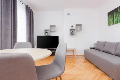 Telewizja i/lub zestaw kina domowego w obiekcie Kamienica Stanisława Augusta Warszawa by Noclegi Renters