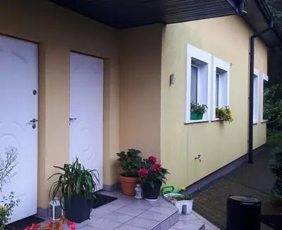 Ogród w obiekcie Apartament z parkingiem