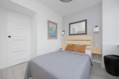 Łóżko lub łóżka w pokoju w obiekcie Schillera Apartments Warsaw by Noclegi Renters