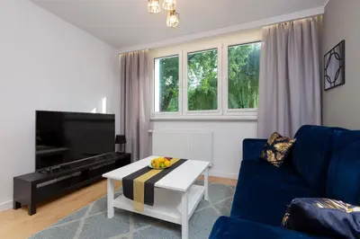 Telewizja i/lub zestaw kina domowego w obiekcie Beautiful Two-Bedroom Apartment Warsaw Bielany by Noclegi Renters