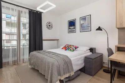 Łóżko lub łóżka w pokoju w obiekcie Aleja Solidarności 60B Apartment with AC & Balcony by Noclegi Renters