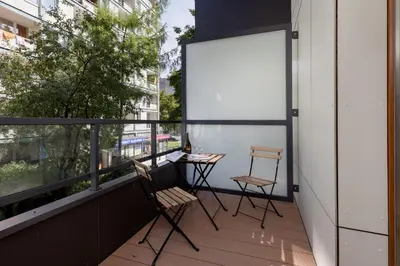 Balkon lub taras w obiekcie Aleja Solidarności 60B Apartment with AC & Balcony by Noclegi Renters