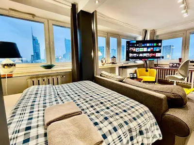 Łóżko lub łóżka w pokoju w obiekcie SAWA Apartment 2xMetro WiFi 500 Mbs 50’TV Netflix HBO AppleTV+