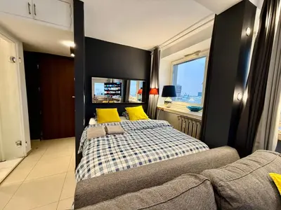 Łóżko lub łóżka w pokoju w obiekcie SAWA Apartment 2xMetro WiFi 500 Mbs 50’TV Netflix HBO AppleTV+