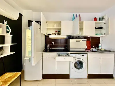 Kuchnia lub aneks kuchenny w obiekcie SAWA Apartment 2xMetro WiFi 500 Mbs 50’TV Netflix HBO AppleTV+