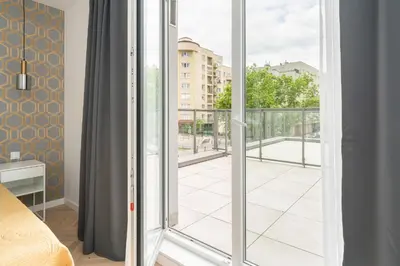 Balkon lub taras w obiekcie SuperApart Wileńska apt29 - Komfort na warszawskiej Pradze