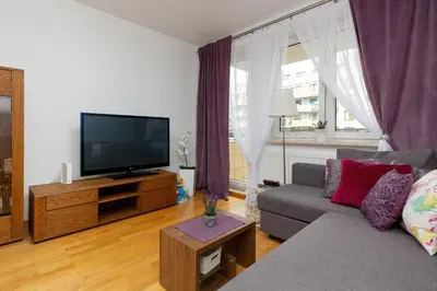 Telewizja i/lub zestaw kina domowego w obiekcie Atrium Ursus Warsaw Apartments by Noclegi Renters