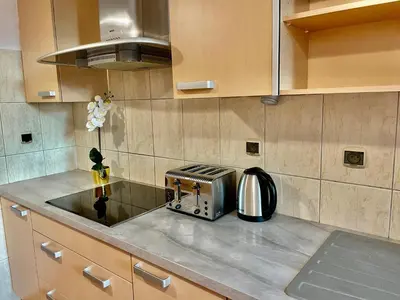 Kuchnia lub aneks kuchenny w obiekcie Warsaw Concierge Wola Ratusz