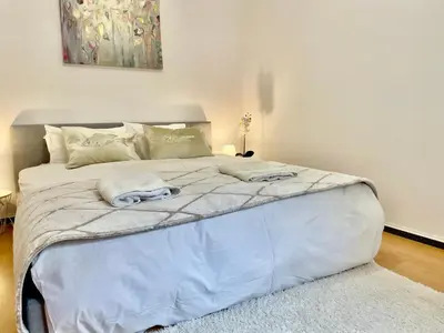 Łóżko lub łóżka w pokoju w obiekcie Warsaw Concierge Wola Ratusz