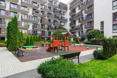 Plac zabaw dla dzieci w obiekcie Apartments Westfield Arkadia Burakowska by Noclegi Renters