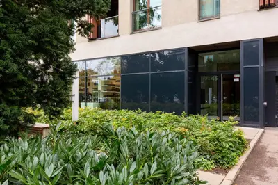 Ogród w obiekcie 19 Dzielnica Apartamenty Warszawa by Noclegi Renters