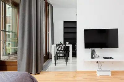 Telewizja i/lub zestaw kina domowego w obiekcie 19 Dzielnica Apartamenty Warszawa by Noclegi Renters
