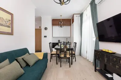 Telewizja i/lub zestaw kina domowego w obiekcie Aleja Solidarności 60B II by Noclegi Renters