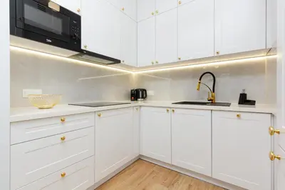 Kuchnia lub aneks kuchenny w obiekcie Apartamenty Ogrodowa Business Wola by Renters Prestige