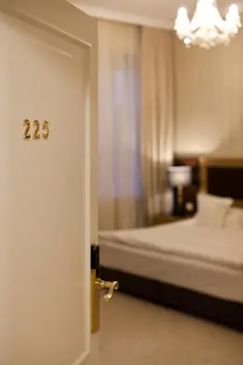 Łóżko lub łóżka w pokoju w obiekcie Tiffi Old Town Hotel